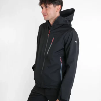 Chaqueta hombre cuenta con 2 bolsillos con cremallera en los lados y otro bolsillo con cremallera en pecho (lado izquierdo) y una caucha grande. La chaqueta tiene un color negro gris (chaqueta oscura)