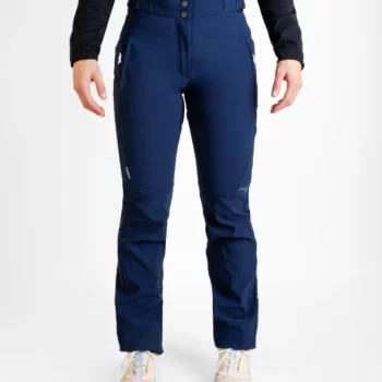 Pantalón de trekking para mujer perchado de color azul. Cintura ajustada con bolsillos con cremallera. El cierre del pantalón consta de dos botones y cremallera.